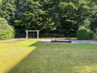 begrünte Parkhausfläche
