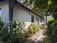 Seitenansicht mit Eingang