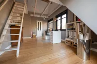 Schlafzimmer mit Zugang zum Spitzboden