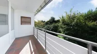 sonniger Balkon mit Blick ins Grüne