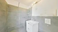 modernes Duschbad im Erdgeschoss
