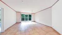 großzügiges Wohnzimmer