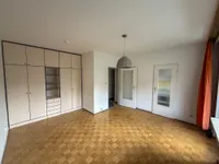 Wohnzimmer mit Schlafnische und Einbauschrank