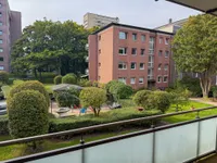 Aussicht vom Balkon auf die gepflegte Wohnanlage