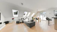 großzügiges Wohnzimmer