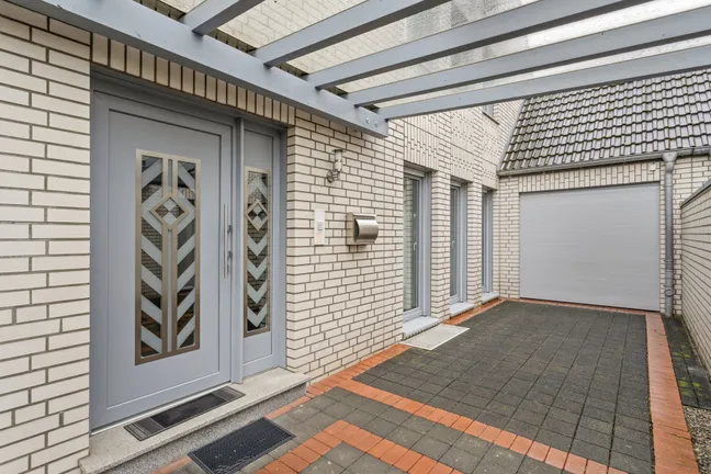 Eingang + Garage