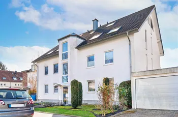 Lichtdurchflutete Maisonettewohnung mit Loggia in ruhiger Lage.