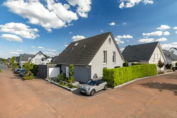 Moderne Wohnästhetik auf Neubau-Niveau: Neuwertiges Einfamilienhaus mit privatem Garten-Pool.