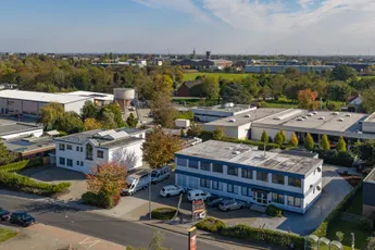 Gewerbeareal bestehend aus zwei Liegenschaften. Nutzung als: * Büro u. Lager * Hotel * Bar *