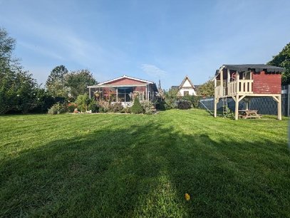 Garten mit Kinderspielhaus