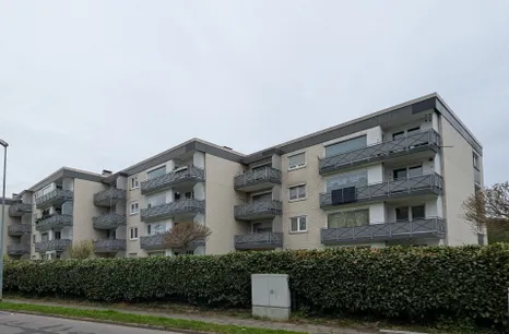 Straßenansicht zum Balkon