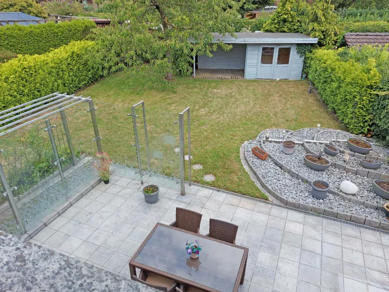 Blick in den Garten aus dem DG