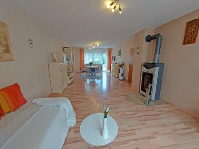 Wohnzimmer mit Blick zum Esszimmer