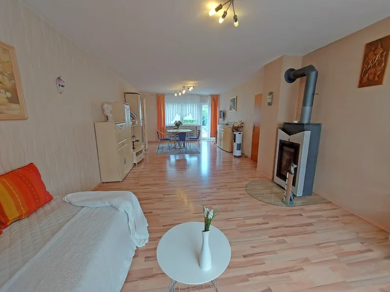 Wohnzimmer mit Blick zum Esszimmer