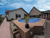 Pool mit Blick zum Haus und Gartenhütte