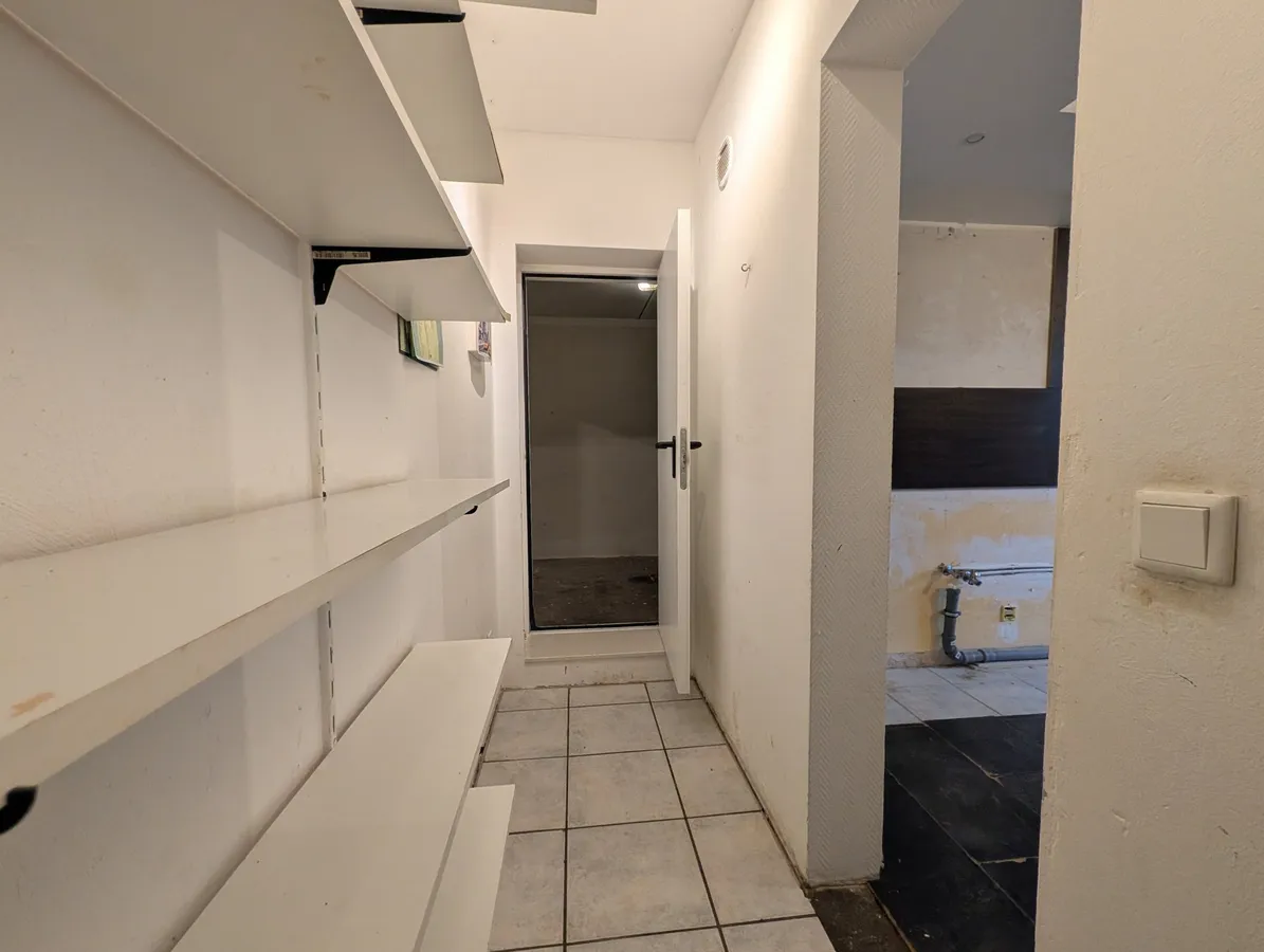 Abstellraum Küche, Zugang zur Garage