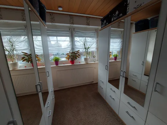 Ankleideraum neben dem Elternschlafzimmer im DG