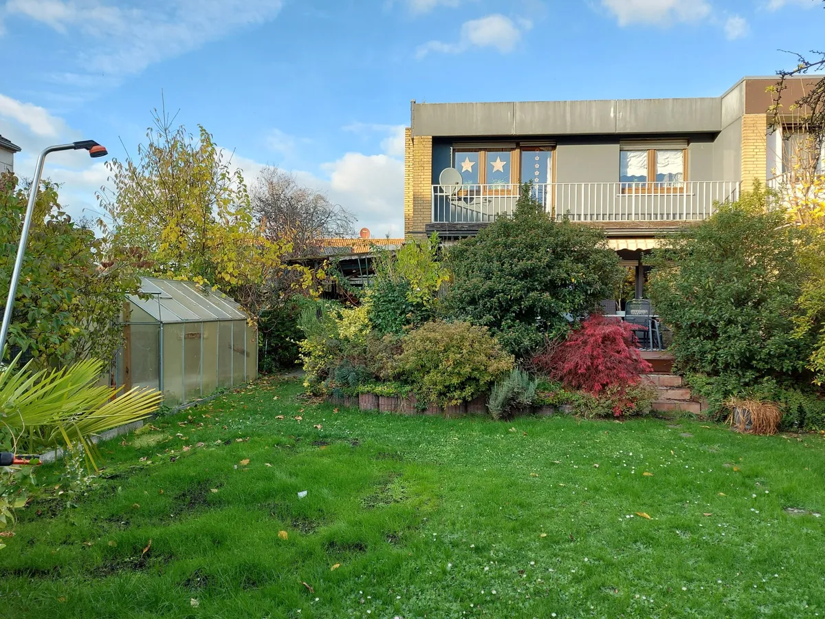 Blick vom Garten auf das Haus