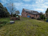 Blick aus dem Garten zum Haus