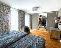 Schlafzimmer mit begehbarem Kleiderschrank