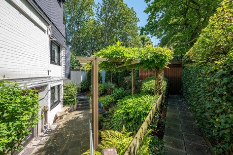 Terrasse Einliegerbereich und Gartenhaus