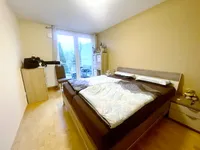 Schlafzimmer mit Ankleidebereich und Bad en Suite