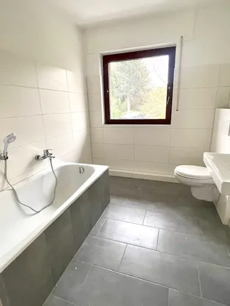 Wannenbad mit Fenster