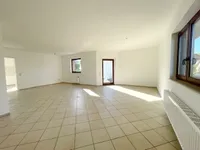 Wohn-/Essbereich mit Zugang zum Balkon
