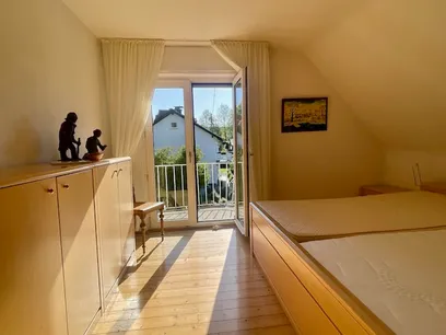Schlafzimmer mit Zugang zum Balkon