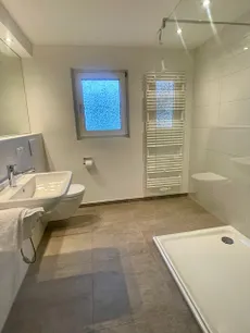 Badezimmer mit ebenerdiger Dusche