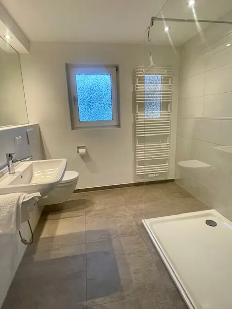 Badezimmer mit ebenerdiger Dusche