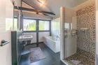 Badezimmer mit Wanne und ebenerdiger Dusche