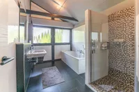 Badezimmer mit Wanne und ebenerdiger Dusche