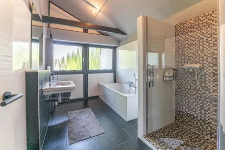 Badezimmer mit Wanne und ebenerdiger Dusche