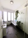 1.Badezimmer mit ebenerdiger Dusche und Wanne