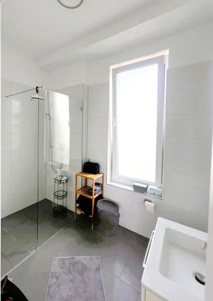 2. Bad mit ebenerdiger Dusche