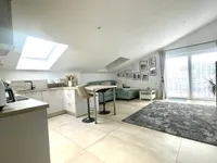 Toller Wohn-/Essbereich mit offener Küche und Zugang zum Balkon