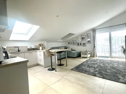 Toller Wohn-/Essbereich mit offener Küche und Zugang zum Balkon