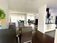 Wohn-/Essbereich mit offener Küche (mit Einbau)