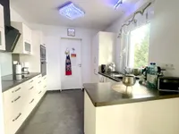 Einbauküche mit Zugang zum Abstellraum