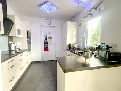 Einbauküche mit Zugang zum Abstellraum