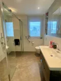Badezimmer mit großer, ebenerdiger Dusche
