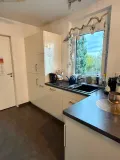 Einbauküche mit Zugang zum Abstellraum