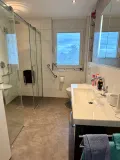 Badezimmer mit großer, ebenerdiger Dusche
