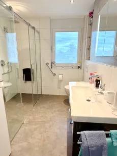 Badezimmer mit großer, ebenerdiger Dusche