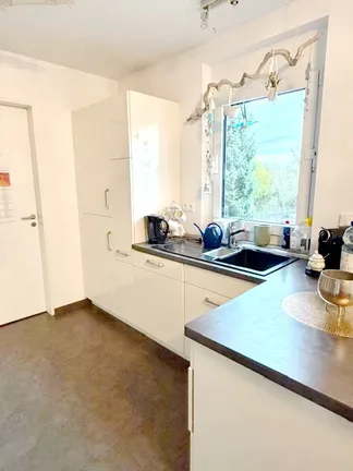 Einbauküche mit Zugang zum Abstellraum