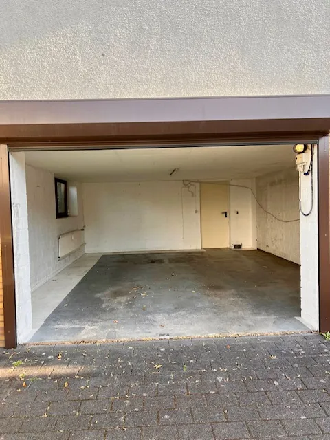 Haushälfte 2 sehr grosse Garage mit Durchgang ins Haus