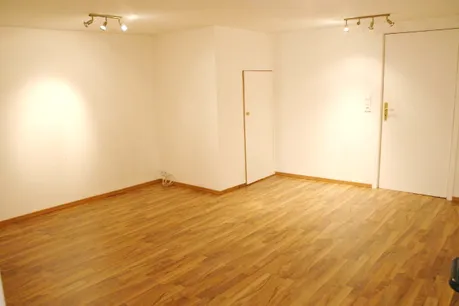 Zusätzlicher Raum mit Zugang zur Garage