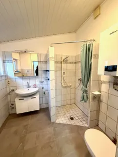 Badezimmer mit bodenebener Dusche