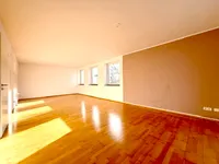 Wohn-/Esszimmer mit offener Küche